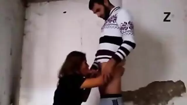Шлюха из Баку трахнута азером на заброшке